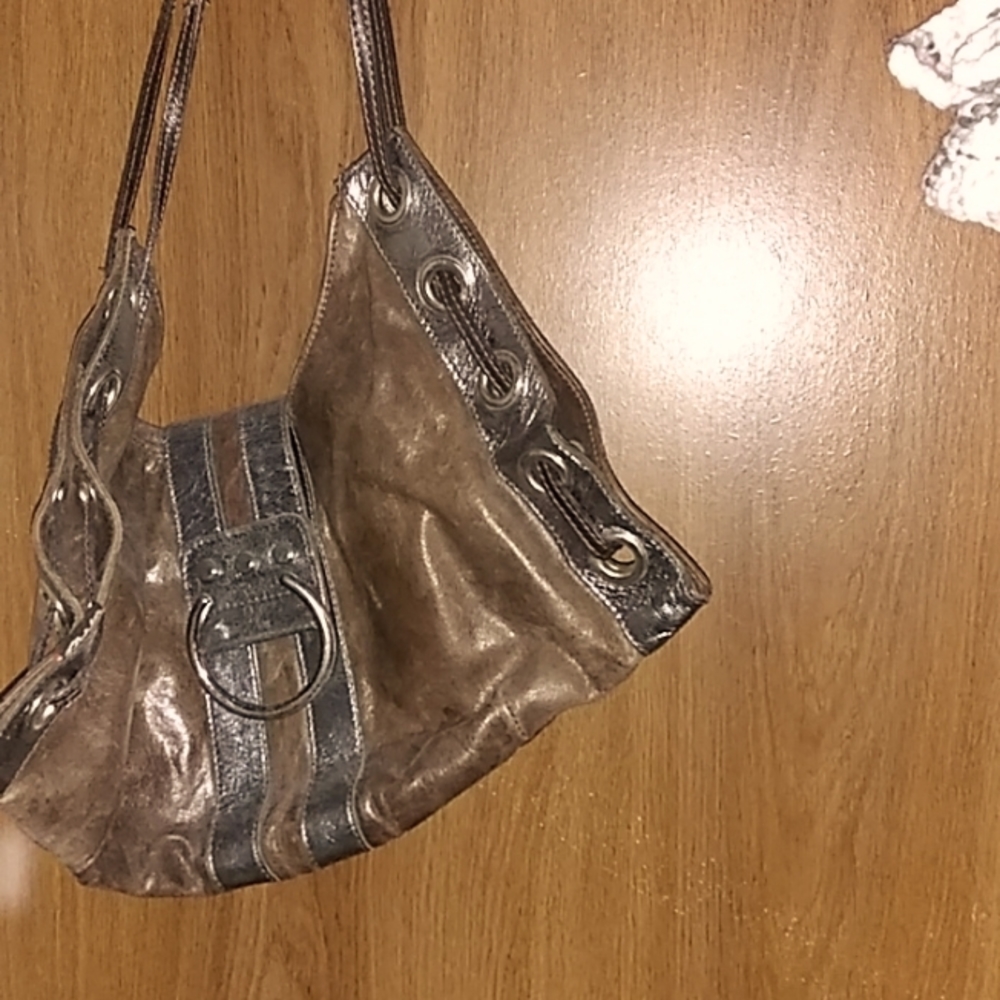 Tano shoulder bag.